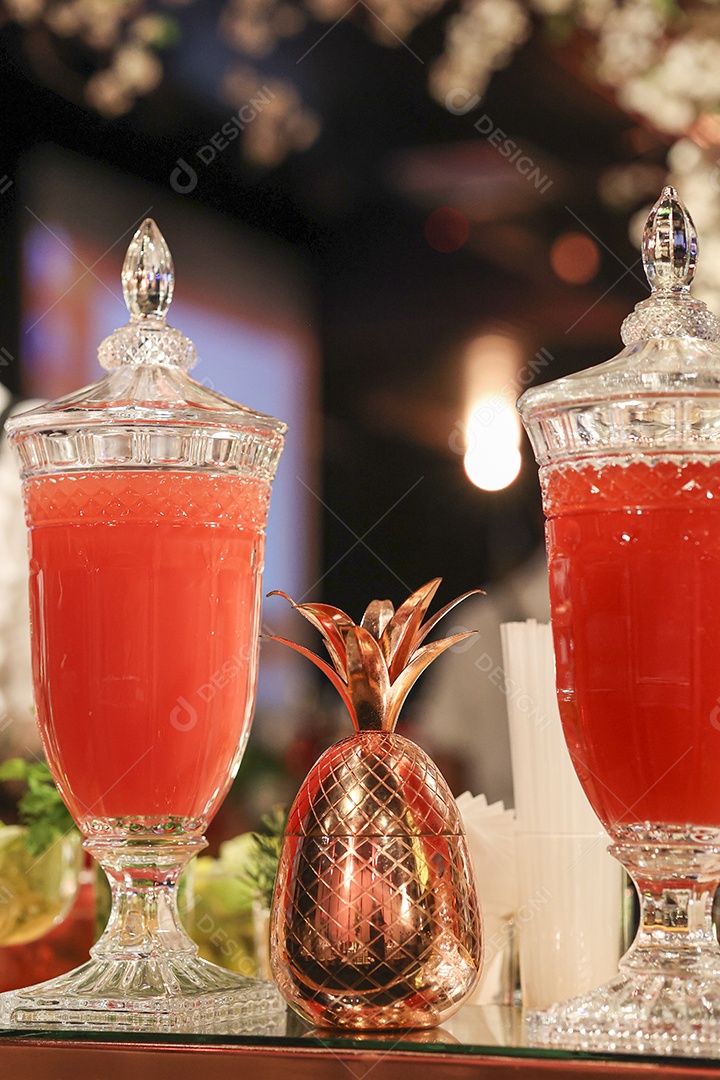 Arranjo com comida sobre uma mesa de madeira