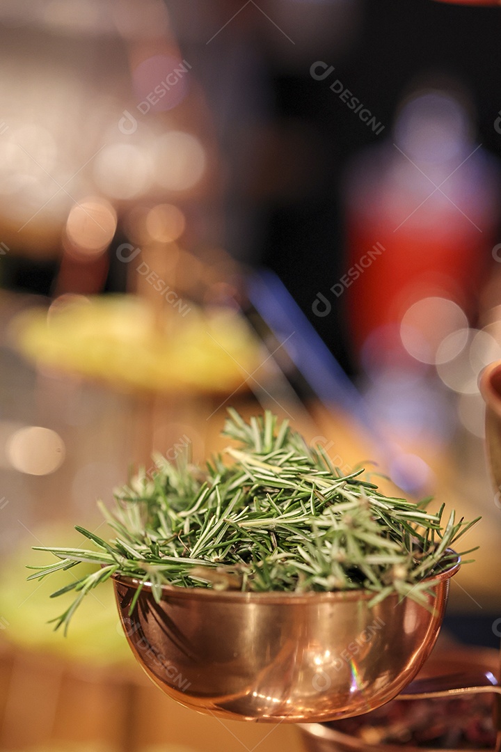 Arranjo com comida sobre uma mesa de madeira
