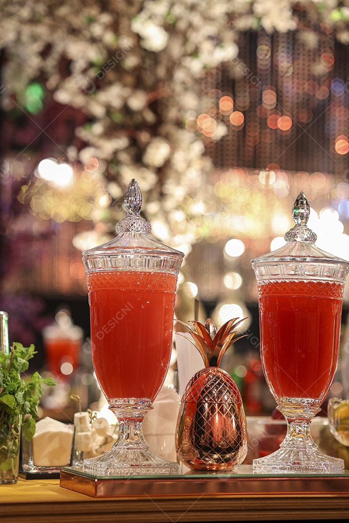 Arranjo com comida sobre uma mesa de madeira