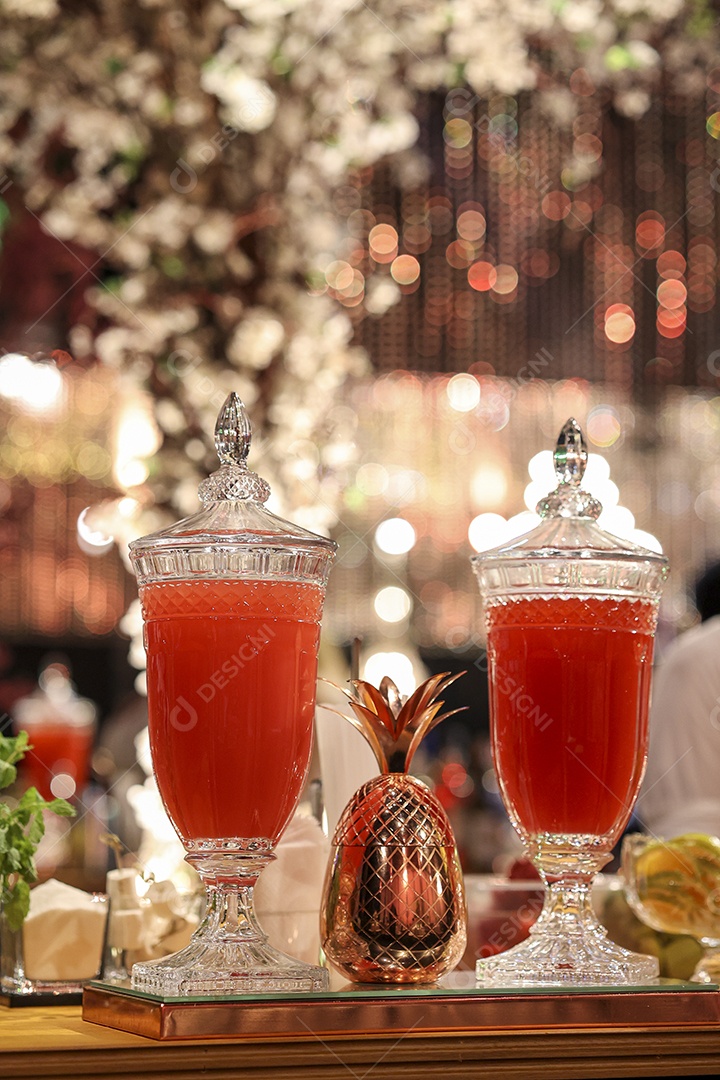 Arranjo com comida sobre uma mesa de madeira