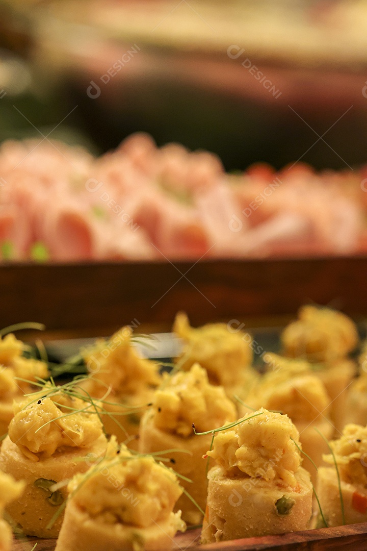 Arranjo com frutas sobre uma mesa de madeira