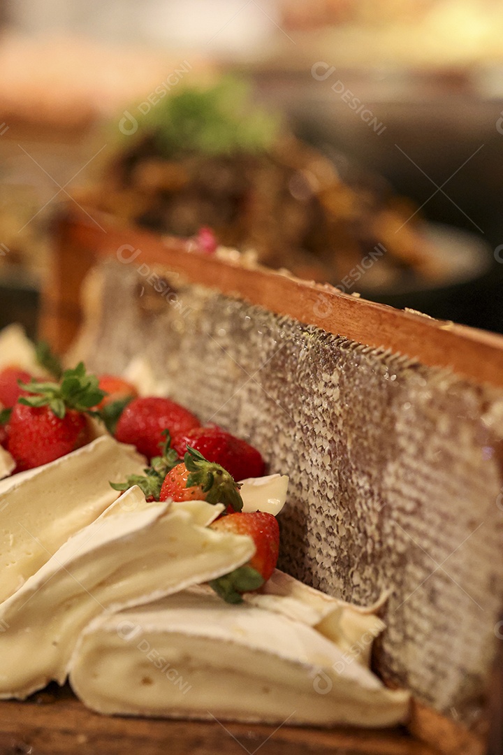 Arranjo com frutas sobre uma mesa de madeira