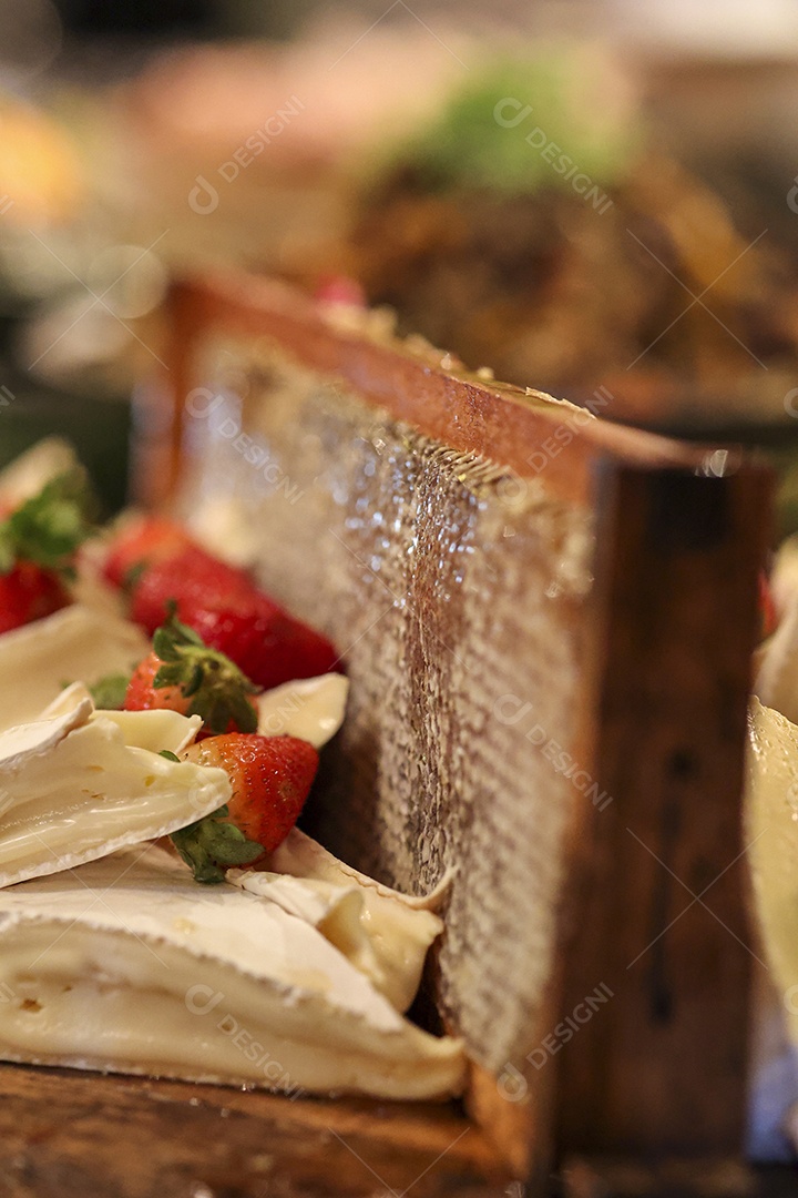 Arranjo com frutas sobre uma mesa de madeira