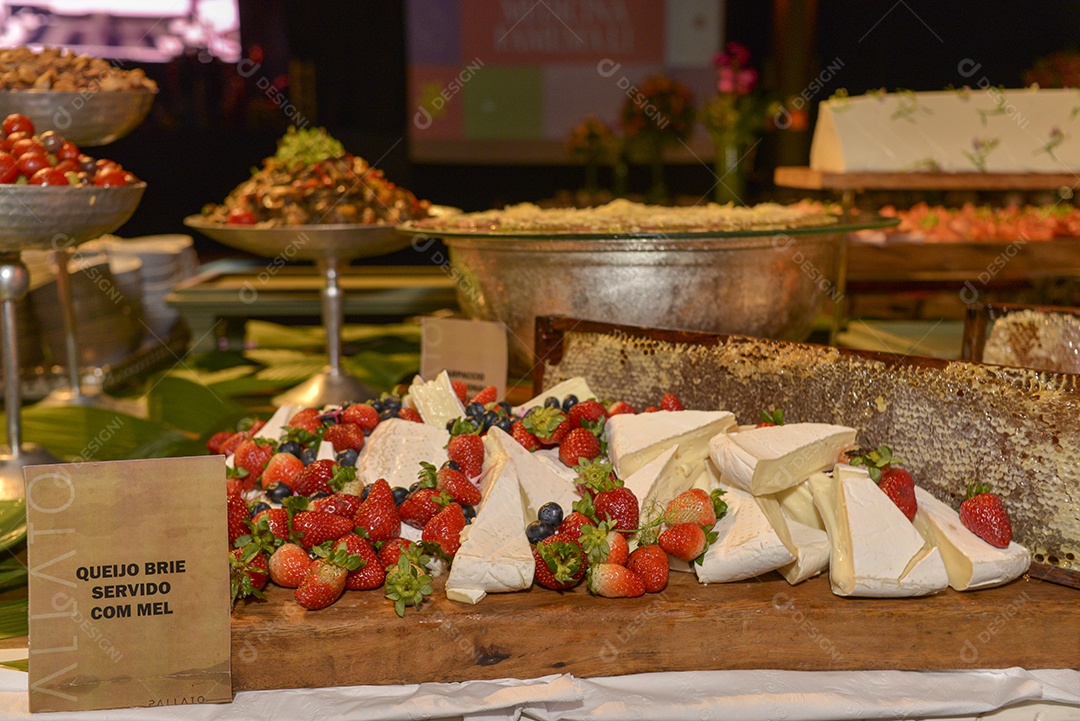 Arranjo com frutas sobre uma mesa de madeira
