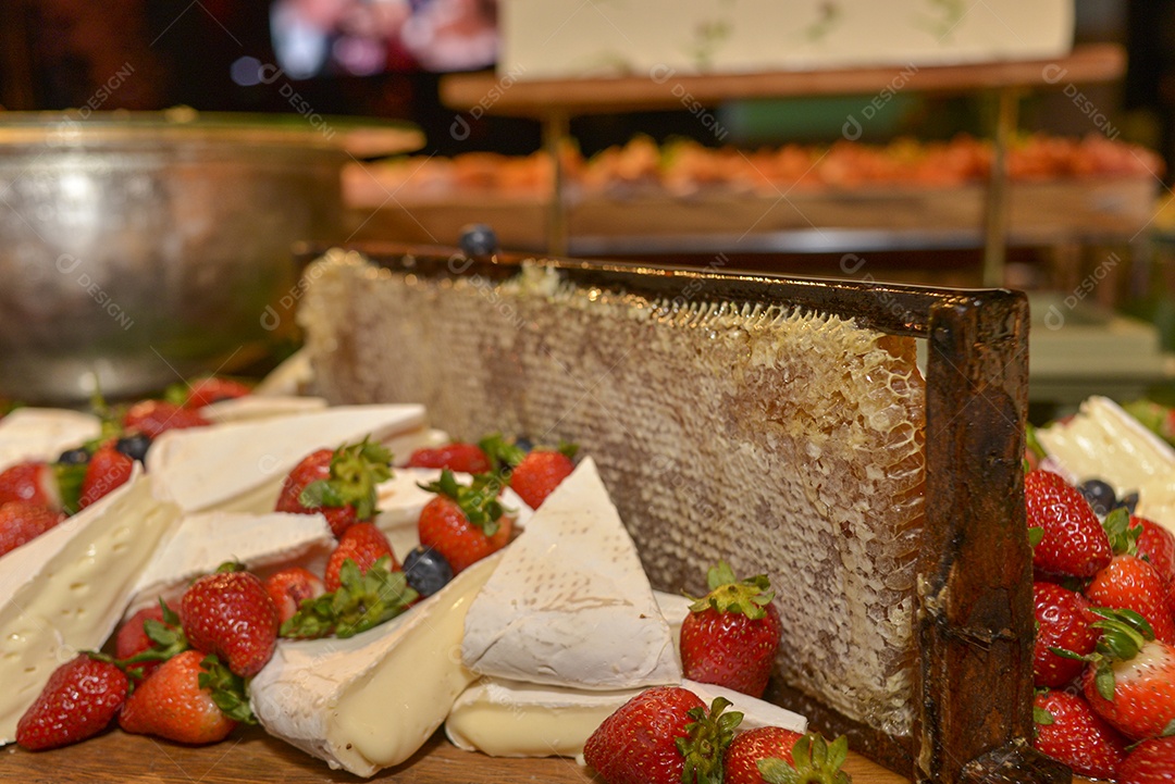 Arranjo com frutas sobre uma mesa de madeira
