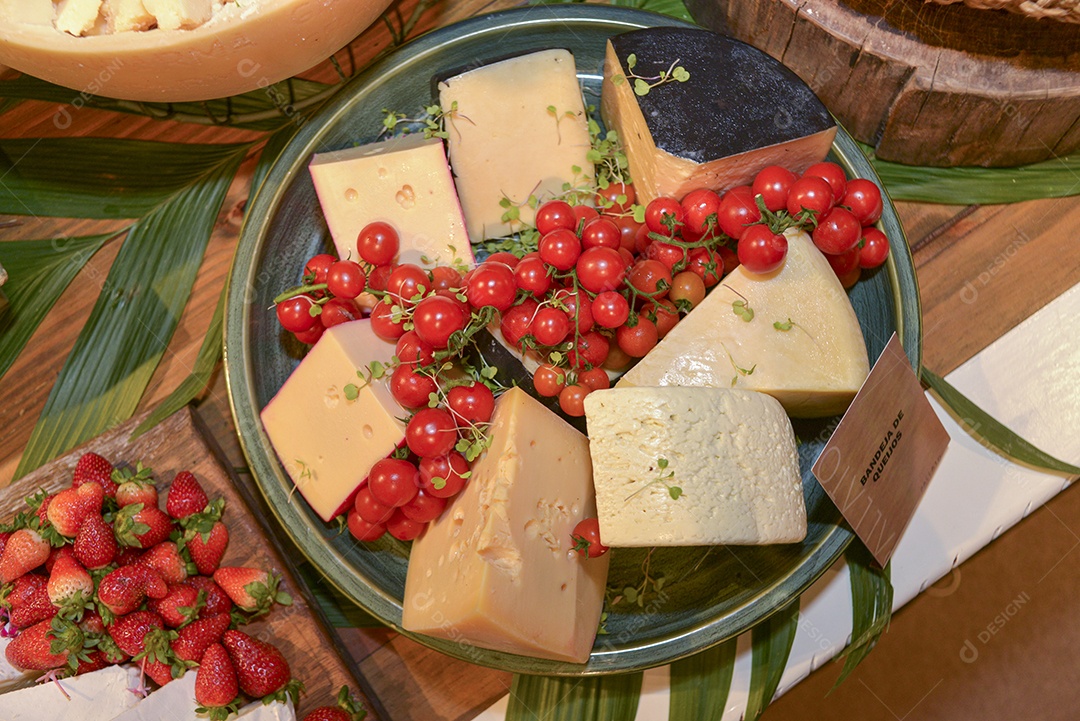 Arranjo com frutas sobre uma mesa de madeira