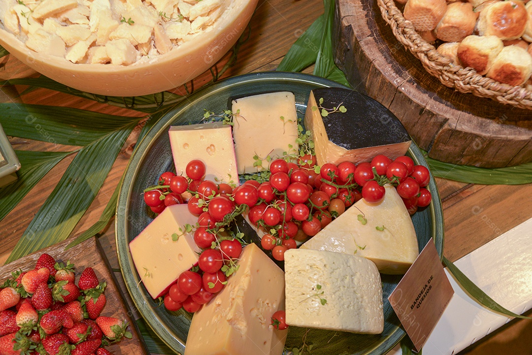 Arranjo com frutas sobre uma mesa de madeira