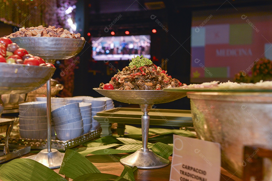 Arranjo com frutas sobre uma mesa de madeira