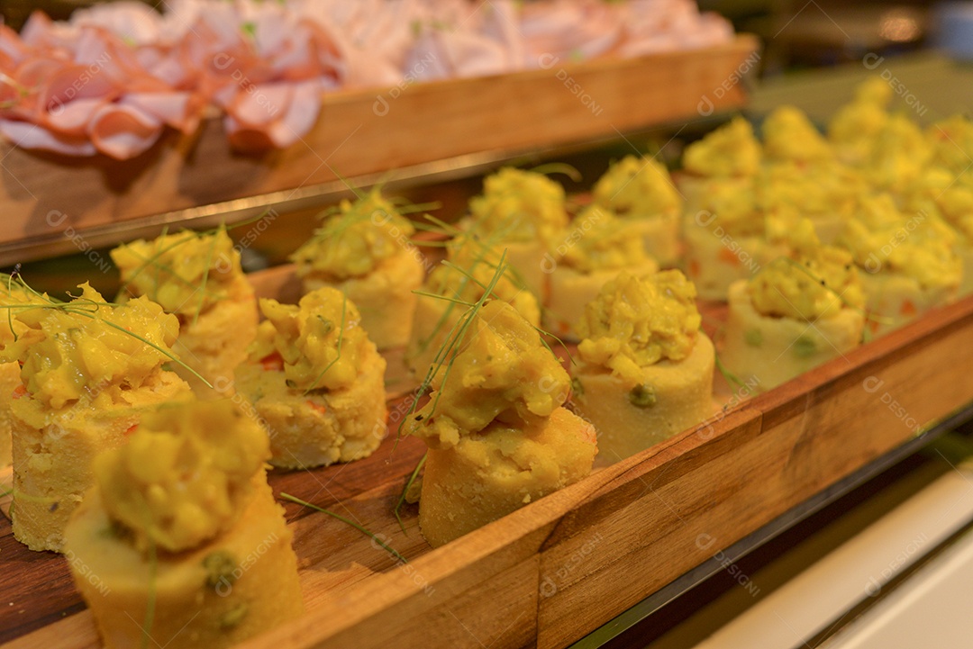 Arranjo com frutas sobre uma mesa de madeira