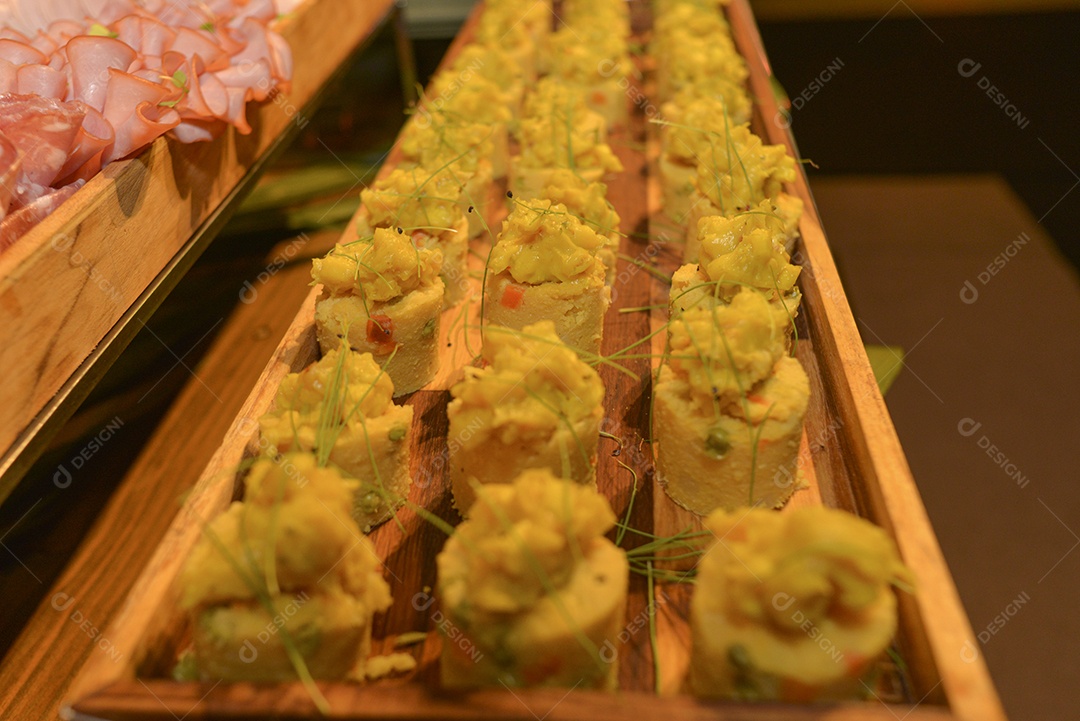 Arranjo com frutas sobre uma mesa de madeira