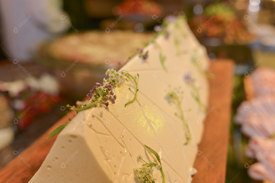 Arranjo de comida sobre uma mesa de restaurante