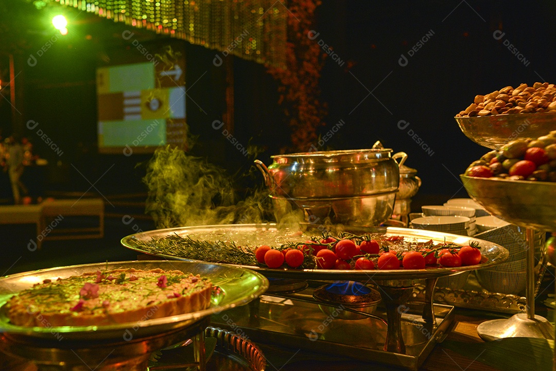 Arranjo de comida sobre uma mesa de restaurante