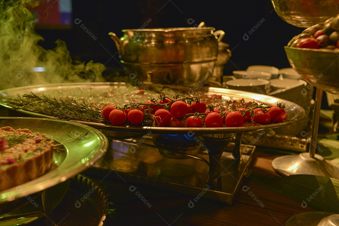 Arranjo de comida sobre uma mesa de restaurante