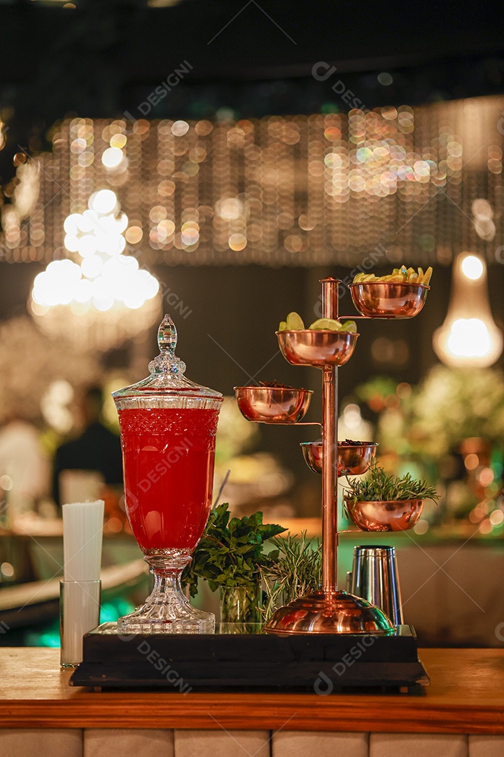 Copos sobre uma mesa de bar