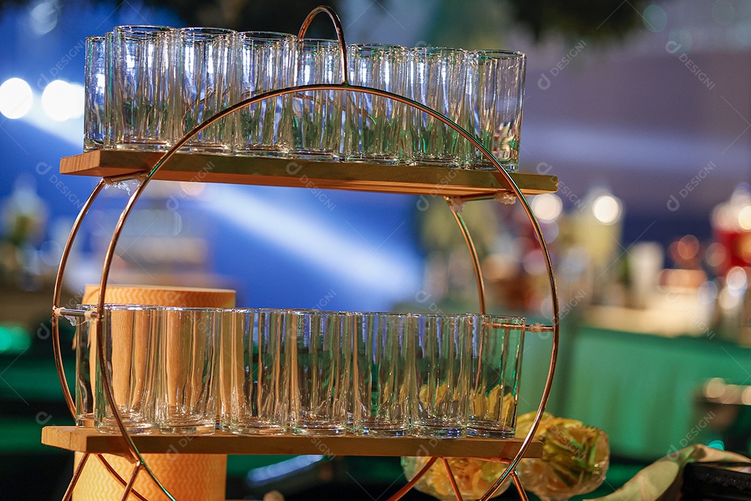 Copos sobre uma mesa de bar