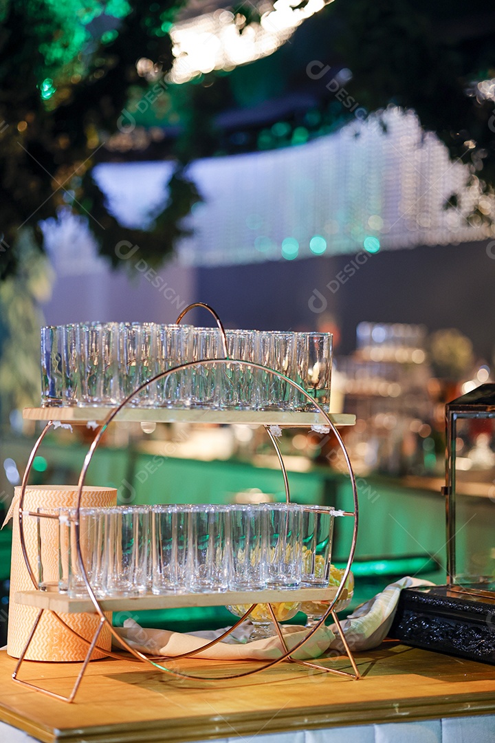 Copos sobre uma mesa de bar