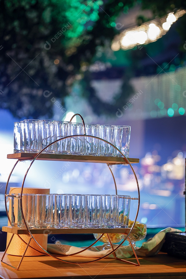 Copos sobre uma mesa de bar