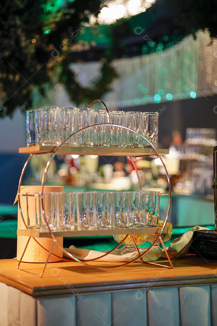 Copos sobre uma mesa de bar