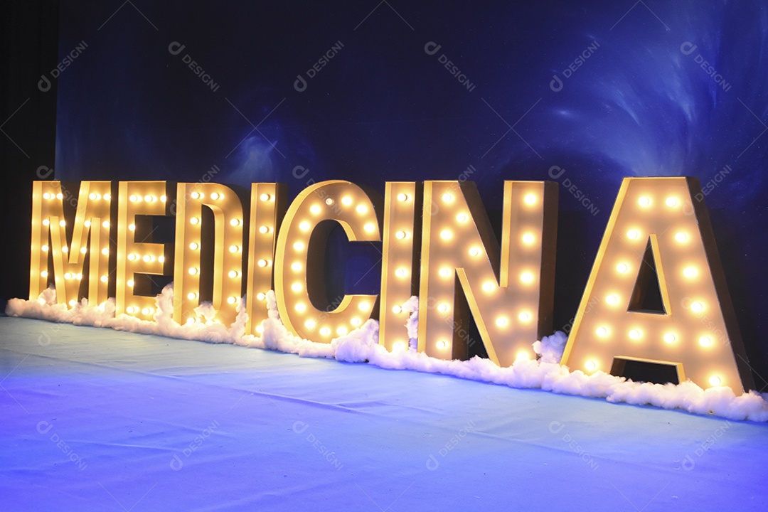 Letreiros com luzes escrito medicina