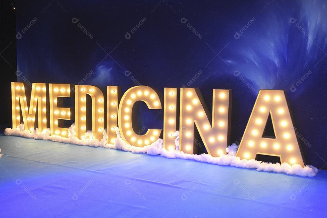 Letreiros com luzes escrito medicina