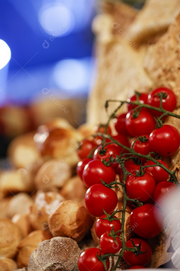 Arranjo de comida sobre uma mesa de restaurante