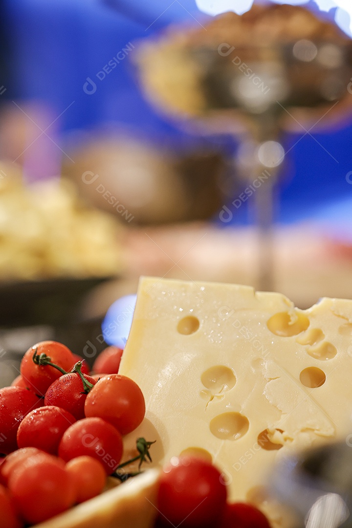 Arranjo de comida sobre uma mesa de restaurante