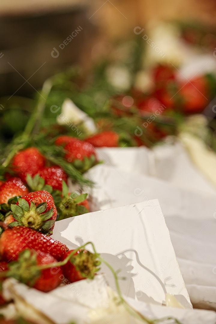 Arranjo de comida sobre uma mesa de restaurante