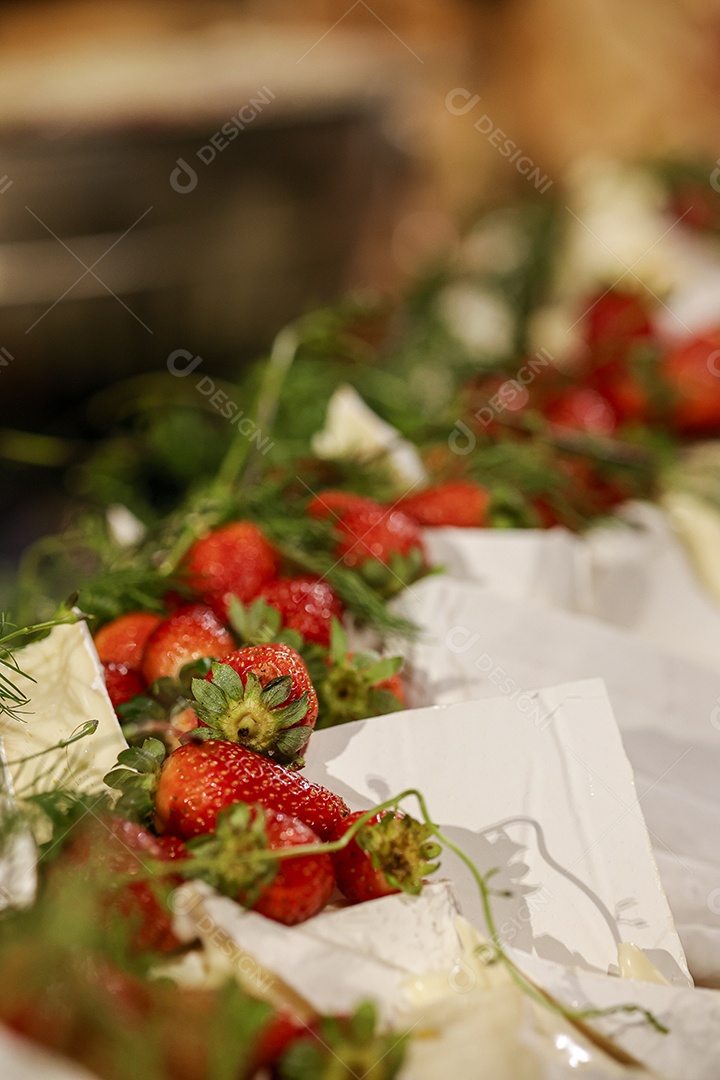 Arranjo de comida sobre uma mesa de restaurante