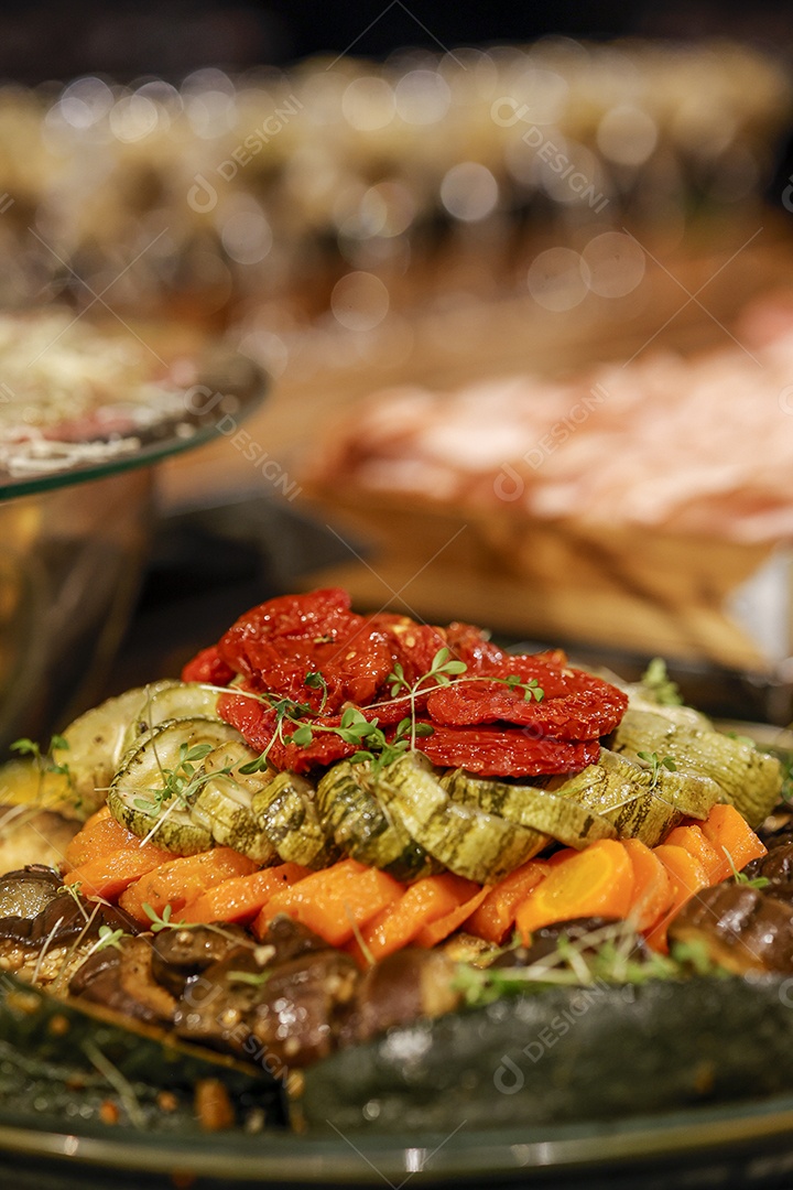 Arranjo de comida sobre uma mesa de restaurante