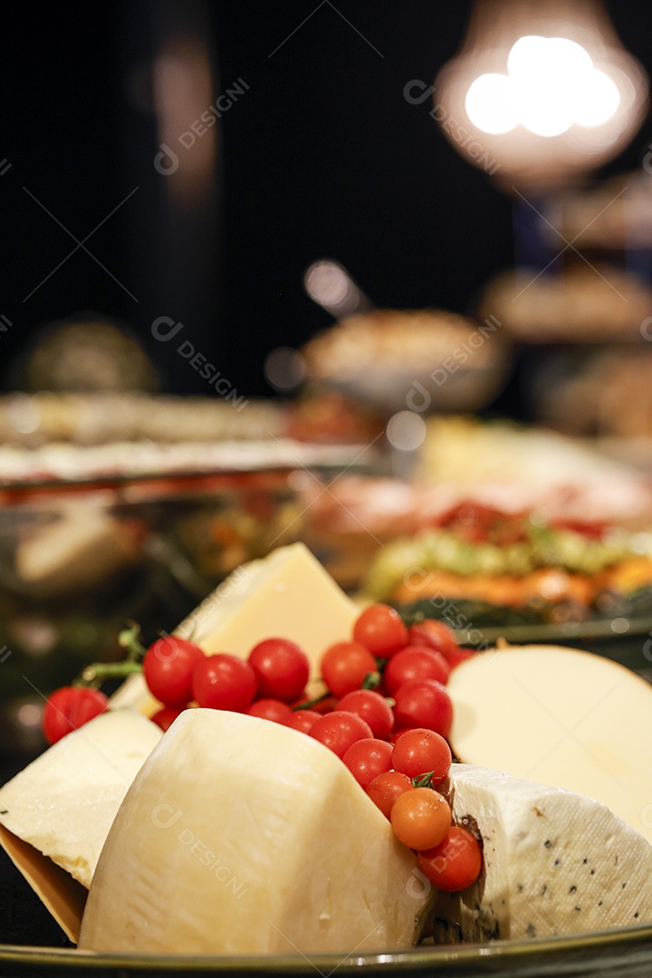 Arranjo de comida sobre uma mesa de restaurante