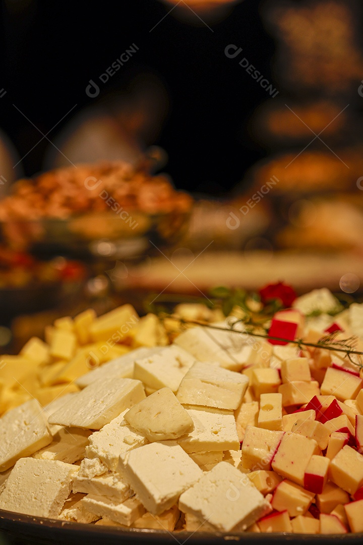 Arranjo de comida sobre uma mesa de restaurante