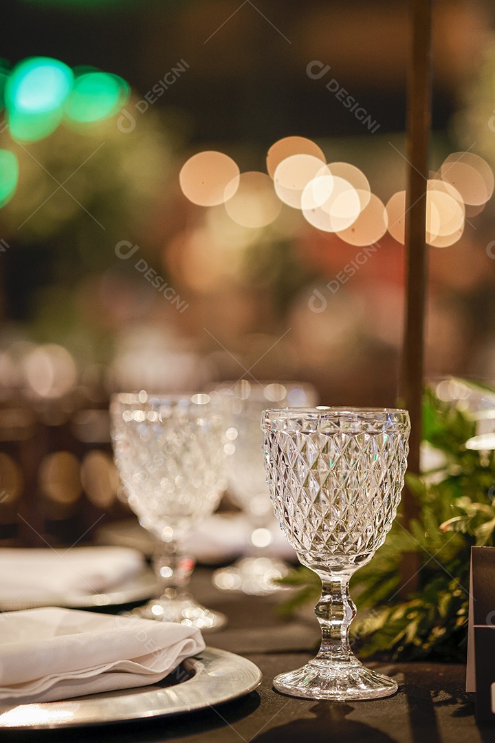 Arranjo de comida sobre uma mesa de restaurante