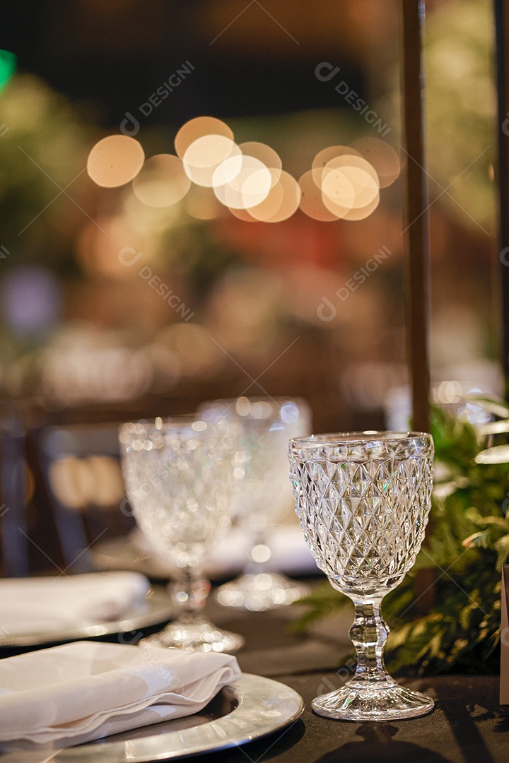 Arranjo de comida sobre uma mesa de restaurante