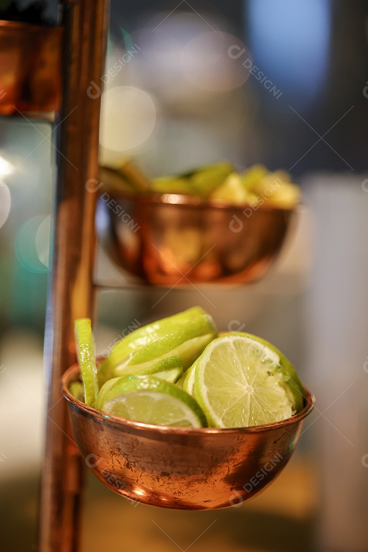 Arranjo de comida sobre uma mesa de restaurante