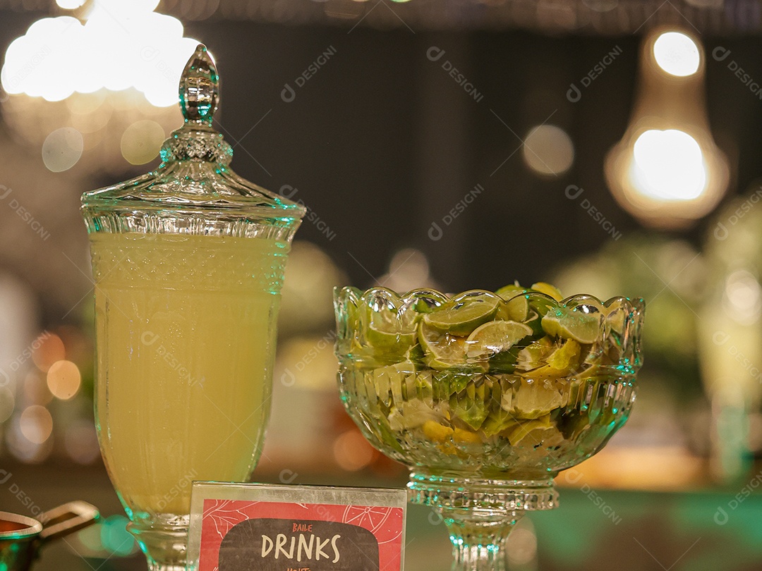 Arranjo de comida sobre uma mesa de restaurante