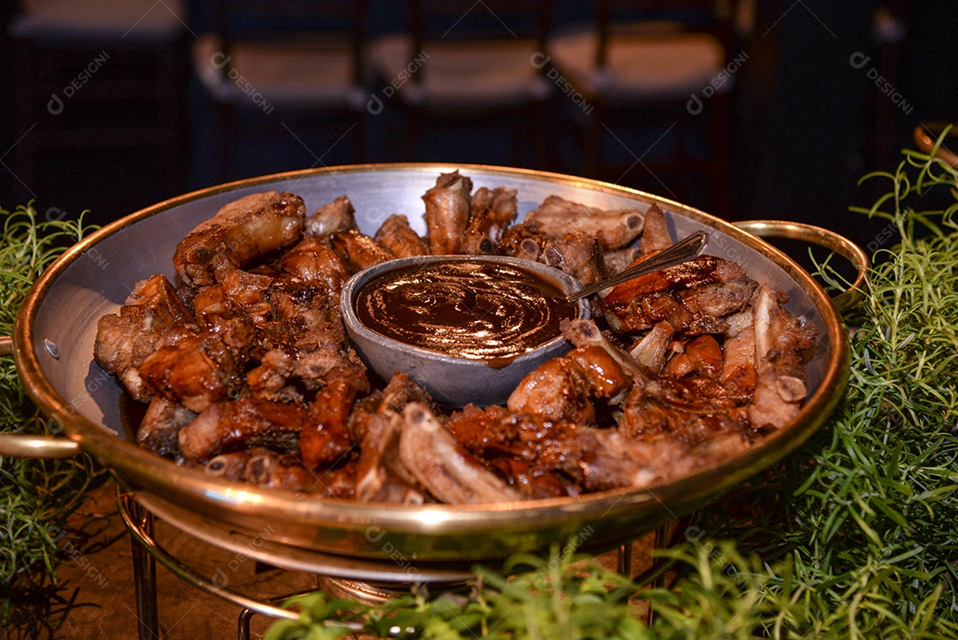 Arranjo de comida sobre uma mesa de restaurante