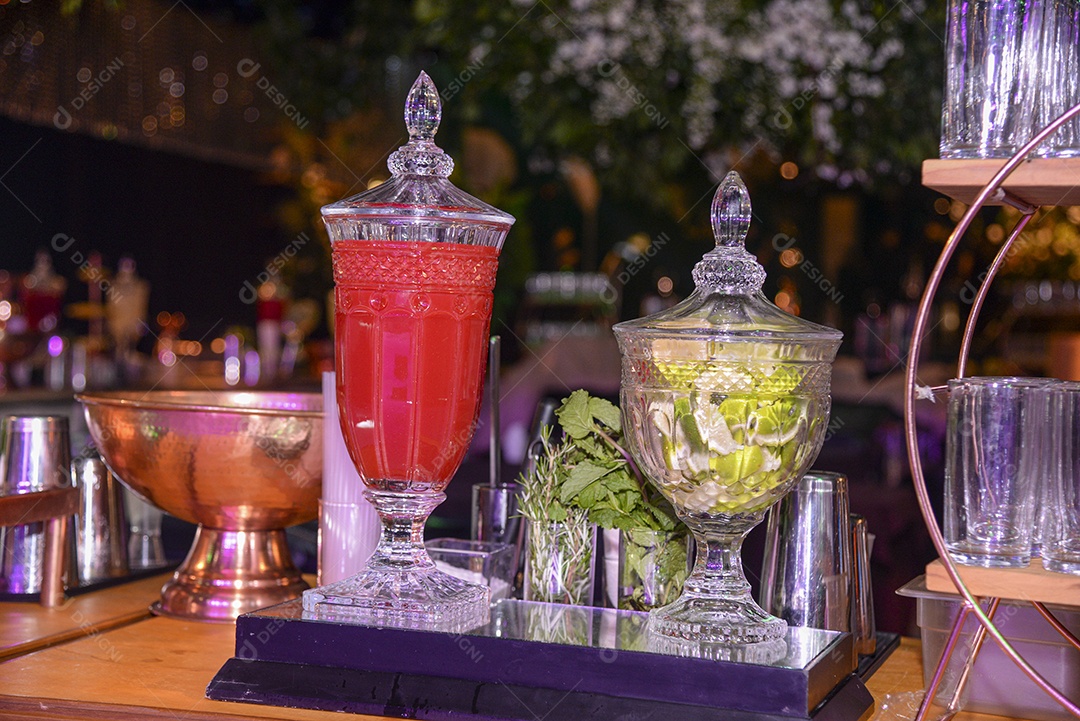 Arranjo de comida sobre uma mesa de restaurante