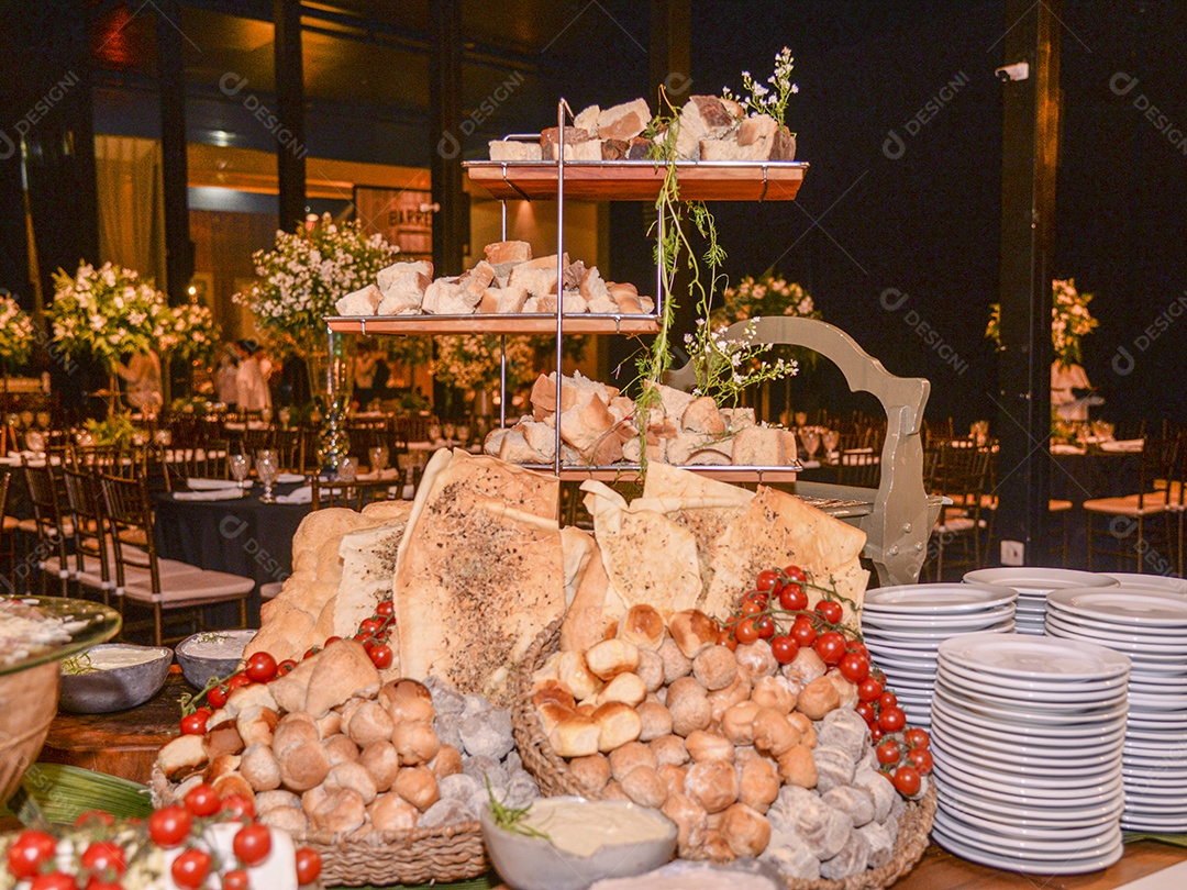 Arranjo de comida sobre uma mesa de restaurante