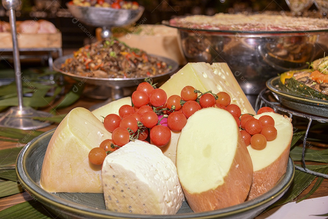 Arranjo de comida sobre uma mesa de restaurante