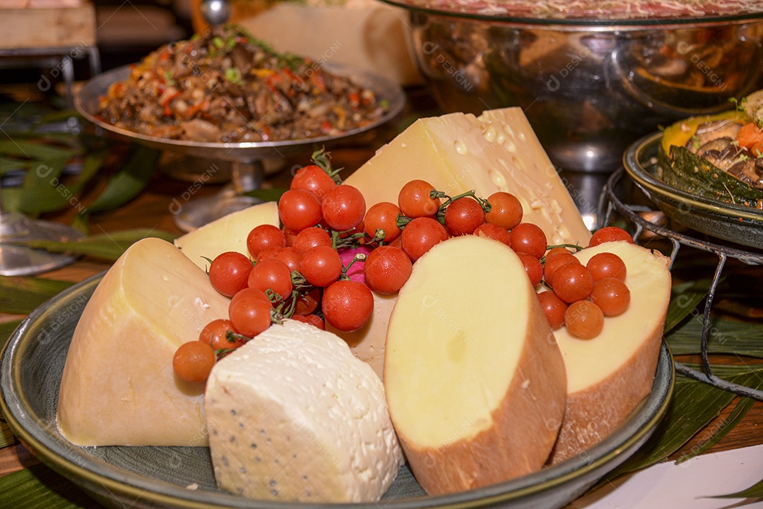 Arranjo de comida sobre uma mesa de restaurante