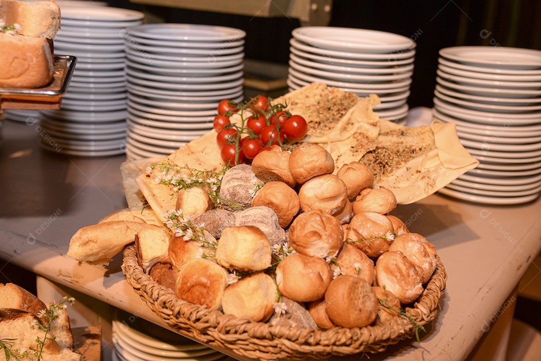 Arranjo de comida sobre uma mesa de restaurante