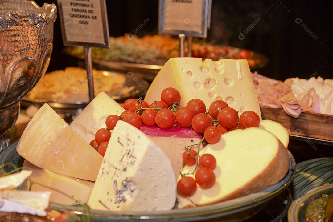 Comida sobre uma prato sobre uma mesa de restaurante