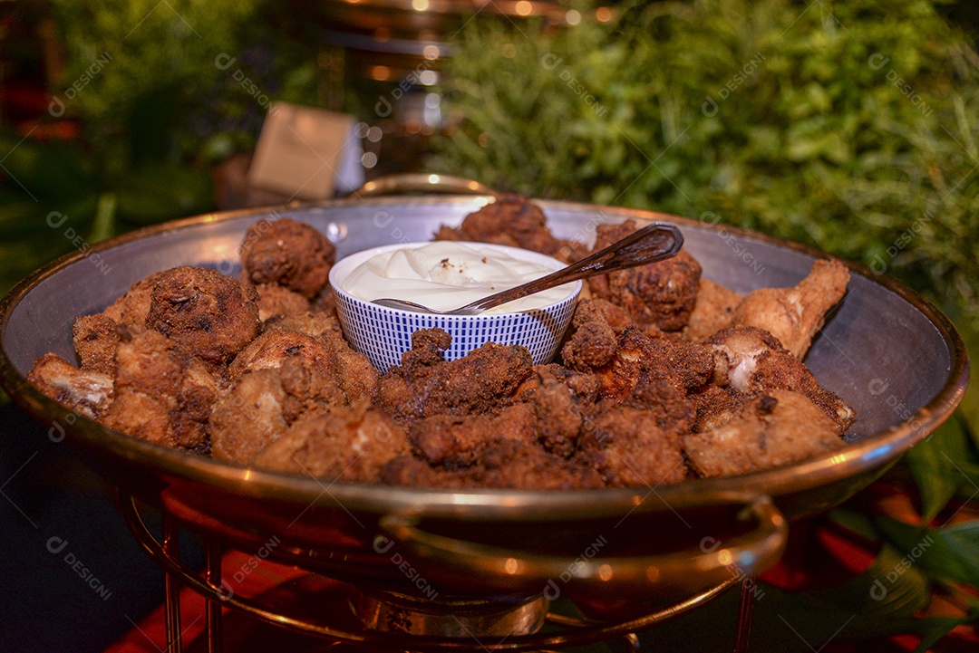 Comida sobre uma prato sobre uma mesa de restaurante