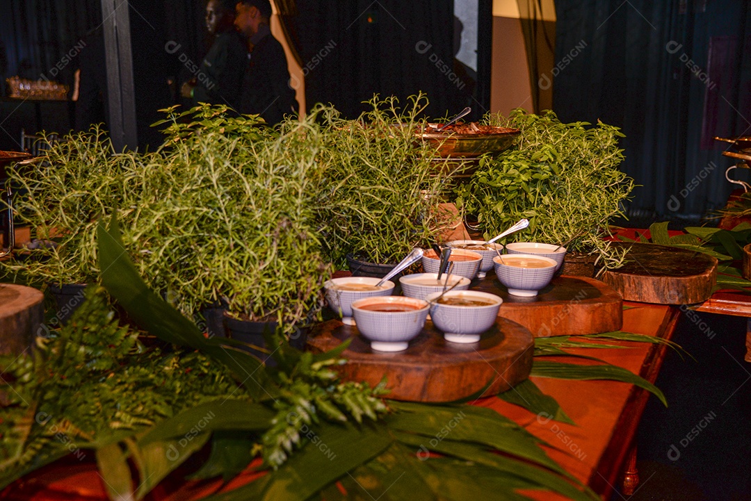 Comida sobre uma prato sobre uma mesa de restaurante