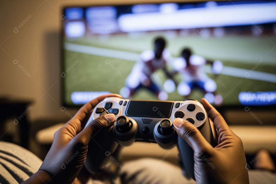 Mãos de jovens jogando videogame na frente da televisão