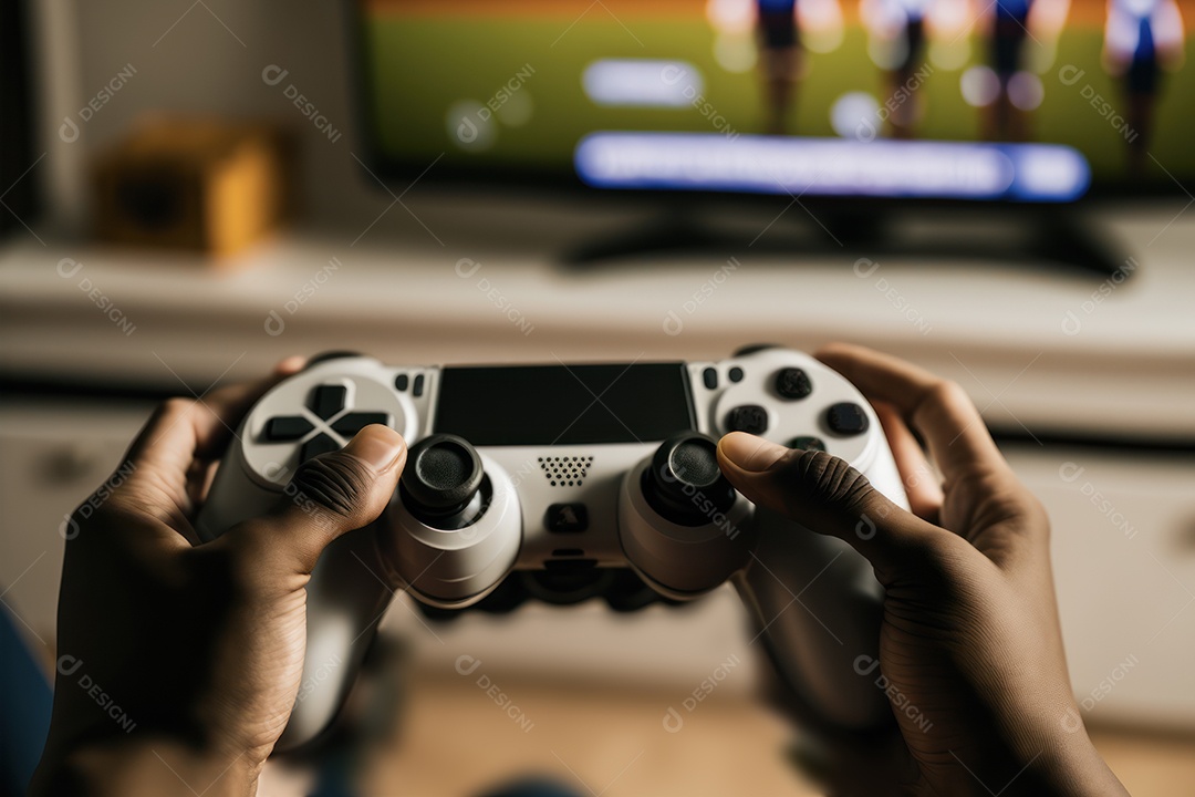Mãos de jovens jogando videogame na frente da televisão