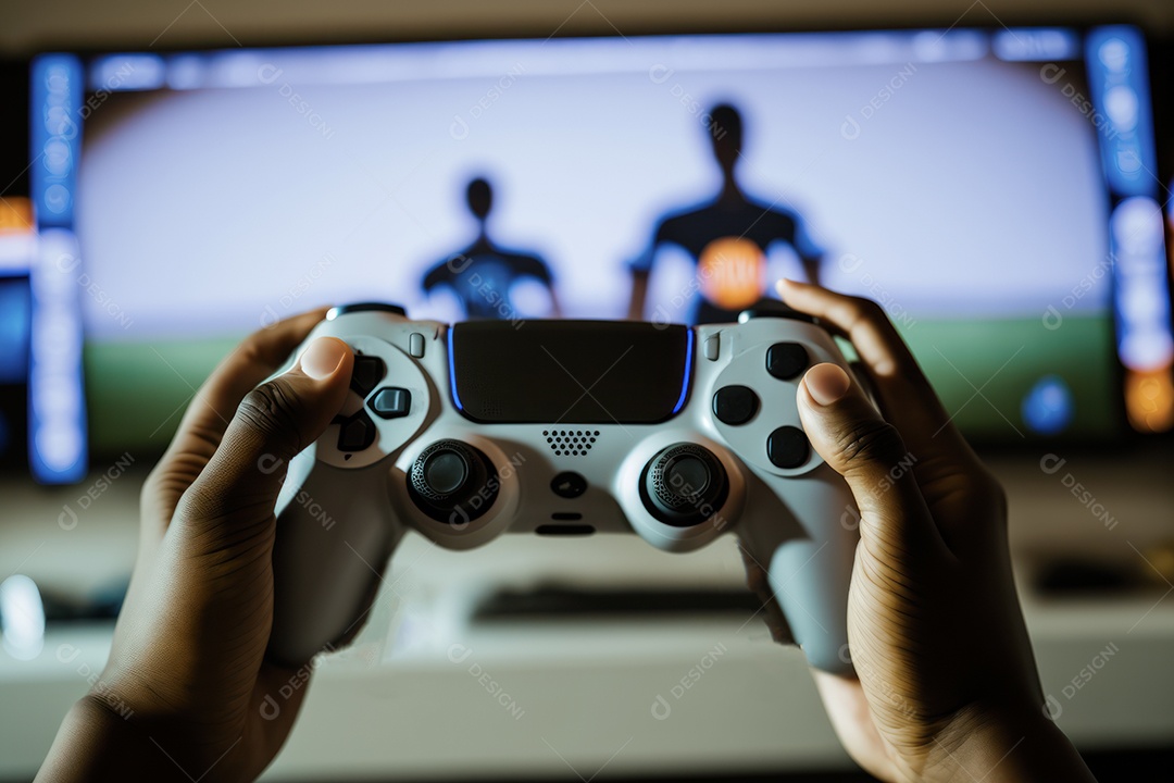 Mãos de jovens jogando videogame na frente da televisão