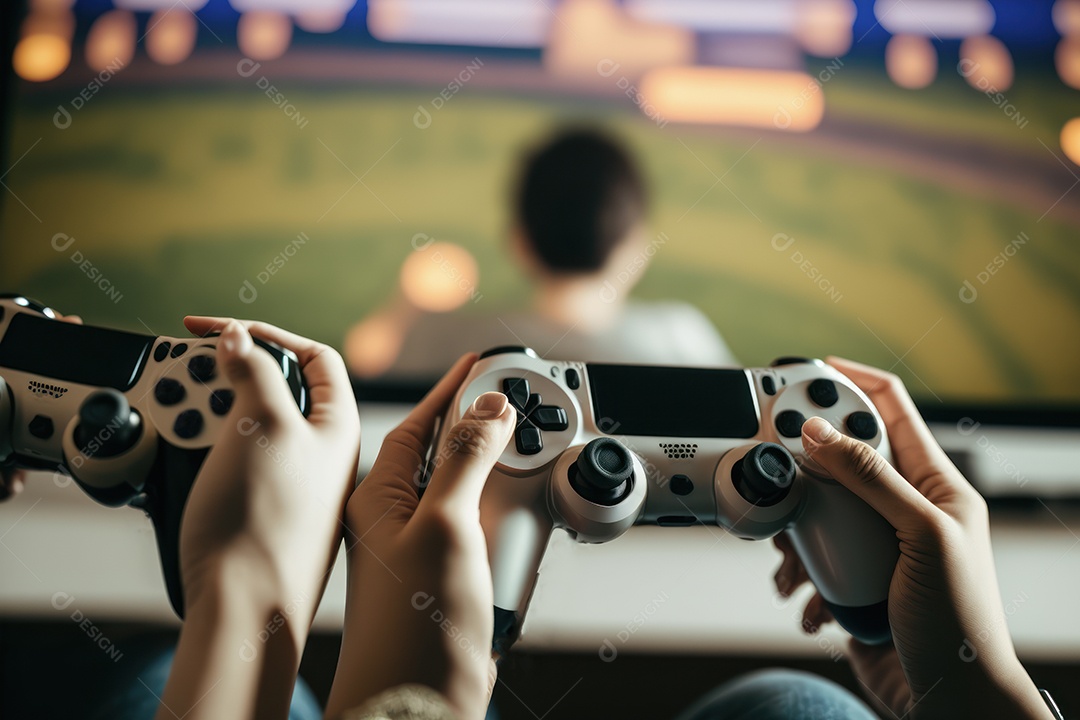 Mãos de jovens jogando videogame na frente da televisão