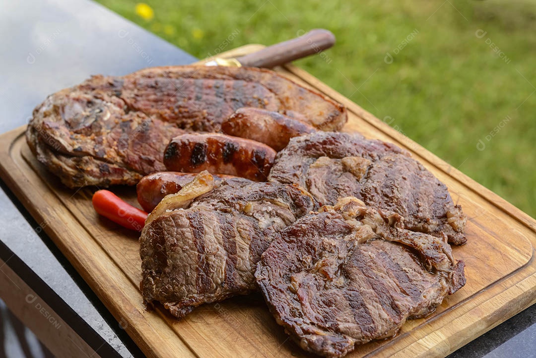 Churrasco brasileiro. Carnes assadas em uma tábua de madeira.