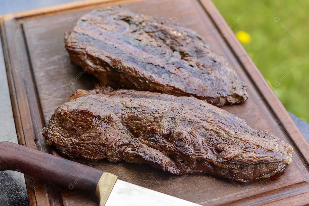 Churrasco brasileiro. Carnes assadas em uma tábua de madeira.